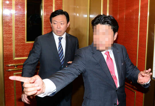 롯데그룹의 경영권을 둘러 싼 다툼의 끝이 보이지 않고 있는 가운데 신동빈 롯데그룹 회장(왼쪽)이 3일 오후 서울 소공동 롯데호텔 신관 엘리베이터에 오르고 있다. 이 호텔 신관 34층에는 신격호 롯데그룹 총괄회장의 집무실이 위치해 있다.